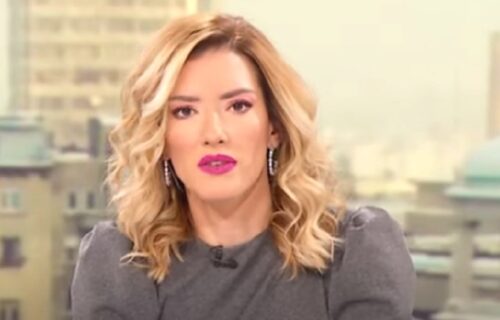 Jovana Joksimović vodila emisiju u NIKAD KRAĆEM miniću: Duge noge istakla u prvi plan (FOTO)