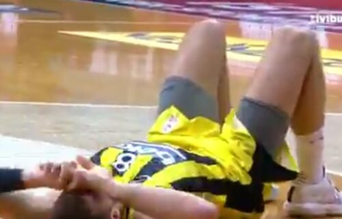 Gudurić udaren, sudije ni da mrdnu: Navijači Fenera odmah napali arbitre! (VIDEO)