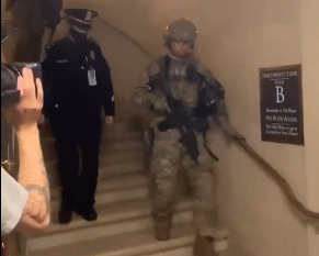 Specijalci upali u Kapitol i obezbedili zgradu Kongresa (VIDEO)