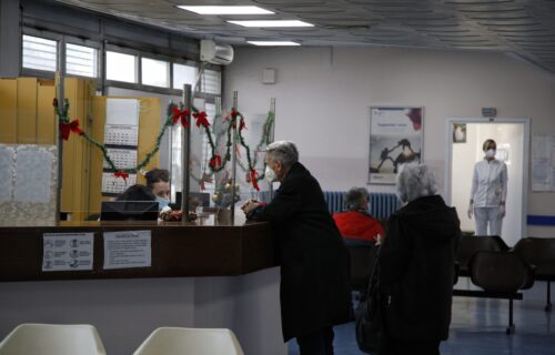 Danas počeli sa radom kol centri za STARIJE od 65 godina: Pružaju pomoć oko prevoza i prijave za vakcinu
