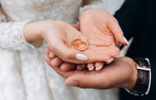 "Skidam burmu brate, ona ionako nije tu": Žena podelila šokantnu priču o prevari na venčanju