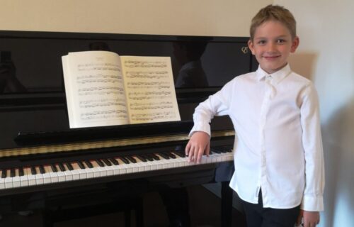 Andrej Stojanović ima 8 godina, studira, komponuje i ljuti se kada ga porede sa Mocartom (FOTO+VIDEO)