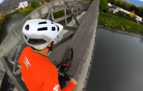Vožnja između života i smrti: Zaleteo se, pa izveo najluđu egzibiciju preko mosta (VIDEO)