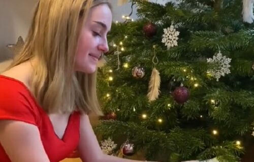 2 godine maštala o ovakvom poklonu, a onda je dobila paket pored jelke i ZAPLAKALA (VIDEO)