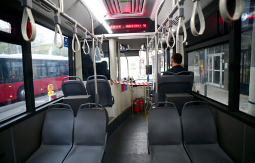 Beograđane ZGROZIO prizor u autobusu, svi gledaju u jedno SEDIŠTE: Da li ovako i kod kuće ostavi? (FOTO)