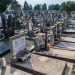U Zenici ponovo OSKRNAVLJENI grobovi Srba na pravoslavnom groblju: Fotografije pokojnika izlupane KAMENJEM