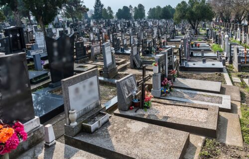 U Zenici ponovo OSKRNAVLJENI grobovi Srba na pravoslavnom groblju: Fotografije pokojnika izlupane KAMENJEM