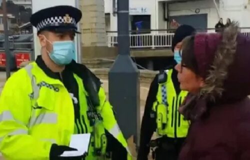 Dokažite da korona postoji! Antivakserka pred hapšenje opsovala policajce i slagala prolaznike (VIDEO)