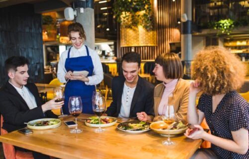 Piletina je grozno suva, a kiflice preskočite: Ovo je NAJISKRENIJI meni restorana koji ćete ikada videti