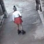 Imala je prejak razlog za to: Devojka došla na ROLERIMA na groblje, pa počela da svira saksofon (VIDEO)