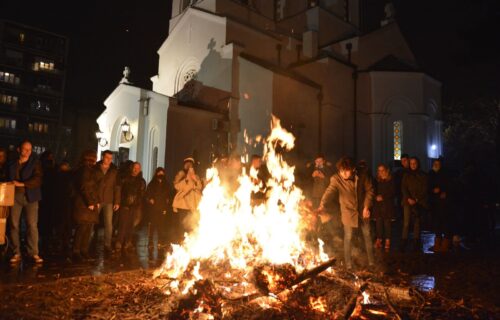 ZAPALJEN BADNJAK ispred Hrama Svetog Save: Hrizostom je svim vernicima uputio snažnu poruku (FOTO+VIDEO)