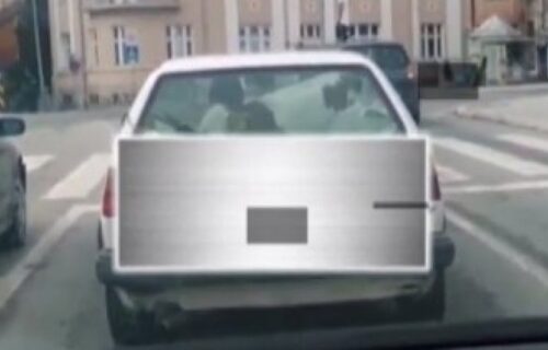 NEVEROVATNA SCENA iz Užica: Svi gledaju šta je ovo na zadnjem sedištu automobila (VIDEO)