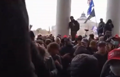 NOVI snimci pobune u Vašingtonu: Okupljeni postavili vešala i uzvikivali "obesite Majkla Pensa" (VIDEO)