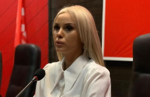 Najlepša srpska političarka prvi put u PROVOKATIVNOJ POZI: U uskim helankama sela na pod, pa... (FOTO)