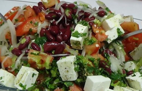 Bolja od bilo kog jela: Fantastična salata sa crvenim pasuljem i slaninom (RECEPT+VIDEO)