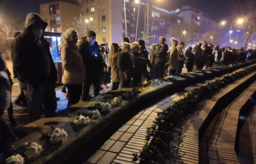 Nekoliko HILJADA Novosađana se okupilo na keju: Dirljiv OPROŠTAJ od Panonskog mornara (FOTO)