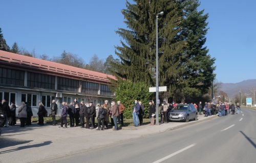 Haos u Hrvatskoj zbog VAKCINACIJE: Gužve ogromne, BESNI građani poručuju - ugledajmo se na Srbiju (FOTO)