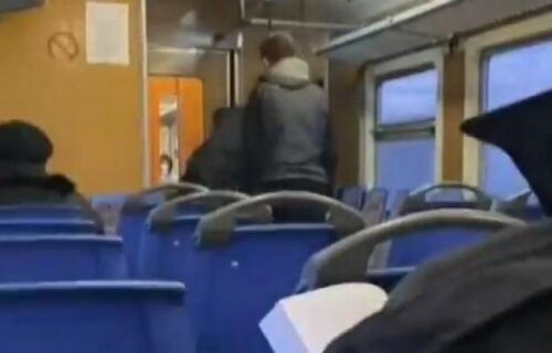 Dva dečaka ZGROZILA sve putnike u BEOGRADSKOM prevozu: Kome ova ludost može da padne na pamet? (VIDEO)