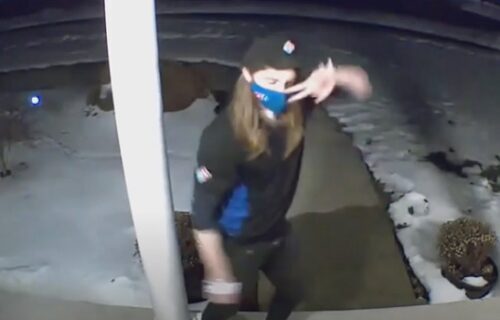 Travolta s maskom: Doneo picu i pred vratima kuće zaplesao kao na podijumu (VIDEO)