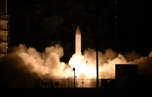 Amerika uvodi HIPERSONIČNE rakete, pet puta BRŽE od zvuka: Zahuktava se trka u naoružanju (VIDEO)