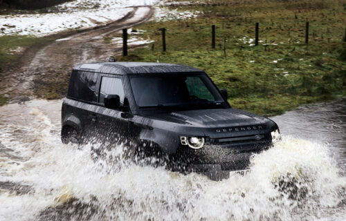 Land Rover Defender V8 krije "zver" ispod haube (VIDEO)