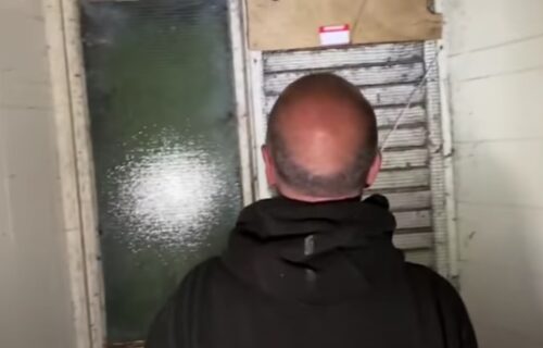 Misterija u napuštenoj kući: Došli da je istraže, pa primetili da se neko KREĆE u mraku (VIDEO)