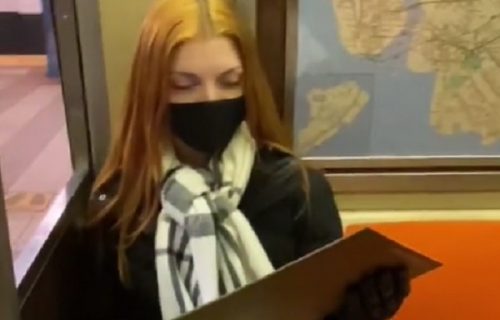 Sedeo prekoputa devojke u prevozu i crtao je: Kad joj je pokazao portret - UKOČILA se i ZAPLAKALA (VIDEO)