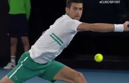 Đoković izmislio novi teniski udarac: Nije forhend, nije ni bekhend - ovo je nešto između! (VIDEO)