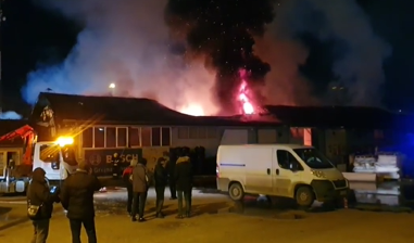 SNIMAK požara u Novom Sadu: Građani u panici, sumnja se da gore OPASNE MATERIJE (VIDEO)
