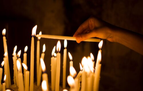 Danas su ZADUŠNICE: Zapalite sveću i ispoštujte ove OBIČAJE - a evo šta nikako ne bi trebalo raditi