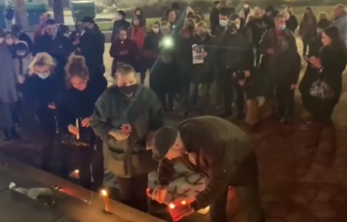 BEOGRADSKE SUZE za Balaševića! Ljudi se okupili na Trgu Nikole Pašića i opraštaju se od kantautora (FOTO)