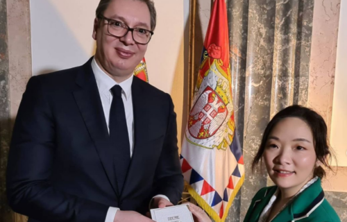 Vučić recitovao pesmu Desanke Maksimović kineskim prijateljima: Knjigu poklonio novinarki (FOTO)