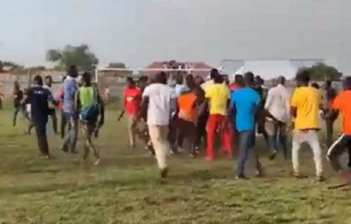 Haos na terenu: Navijači u Gani prekinuli utakmicu i krenuli da tuku sudije! (VIDEO)
