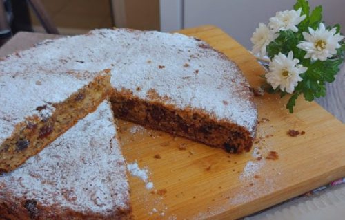 Mekan i sočan: Sjajan slatkiš sa grizom, suvim grožđem i orasima (RECEPT+VIDEO)