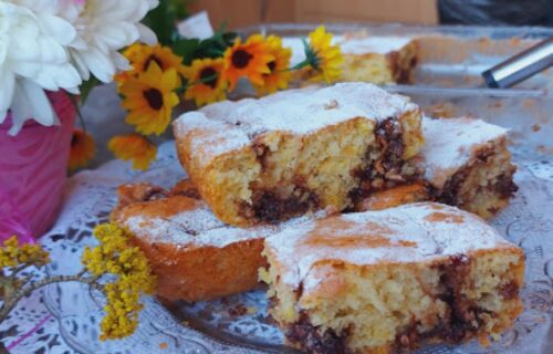 Zamirisaće cela kuća: Sprema se brzo, a svima je omiljen, mekani kolač sa čokoladom (RECEPT+VIDEO)