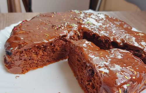 Častite sebe pravom poslasticom: Sočna fantazija sa čokoladom, kafom i suvim grožđem (RECEPT+VIDEO)