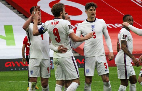 Kod Engleza ne postoji timski duh: Fudbaler pružio ruku, svi saigrači ga ignorisali! (VIDEO)