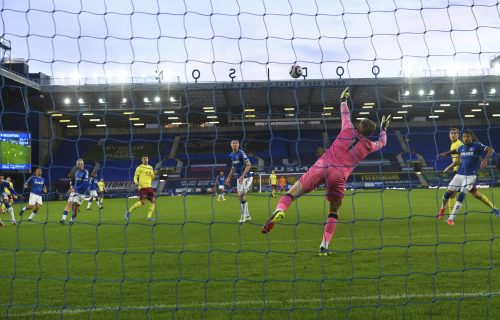 Važan potpis za Everton: "Karamele" produžile ugovor sa jednim od najbitnijih igrača!