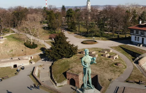 Stravična scena na Kalemegdanu: Pronađeno telo muškarca sa prostrelnom ranom na glavi