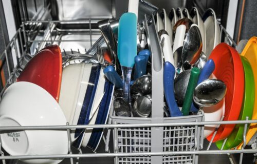 8 predmeta koje ne smete da perete u mašini za sudove: Mogu da budu OPASNI po zdravlje!