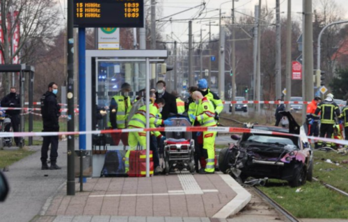 Užas u Nemačkoj: Automobil se zaleteo u ljude, ima MRTVIH