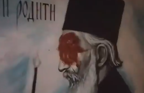 Oskrnavljen mural patrijarha Pavla na jeziv način! Kada vidite šta je urađeno zgrozićete se (VIDEO)