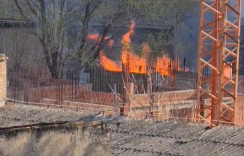 POŽAR u Novom Sadu: Vatra progutala objekat u Futoškoj ulici (VIDEO)