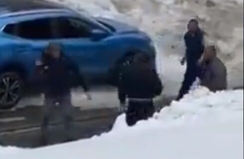 Haos! Žestoka TUČA oko parking mesta: Pogledajte pesničenje četvorice muškaraca na Kopaoniku (VIDEO)