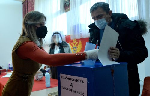 Građani Nikšića glasaju na lokalnim izborima: Ovo je IZLAZNOST do 9 časova
