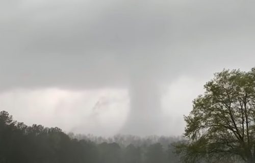 Tragedija u SAD: Tornado sravnio jug Alabame, nastradala tročlana porodica (VIDEO)