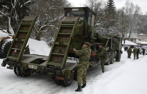 Vojska pomaže građanima Babušnice: Vojnici prokrčili put kroz smetove za zdravstvene radnike