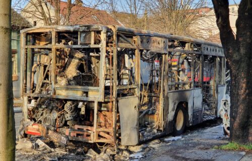 Užas u Zemunu: Autobus i automobil potpuno IZGORELI, pogledajte slike sa lica mesta (FOTO)