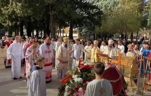 SAHRANJEN vladika Atanasije: Pogrebna povorka prošla ulicama Trebinja do manastira Tvrdoš