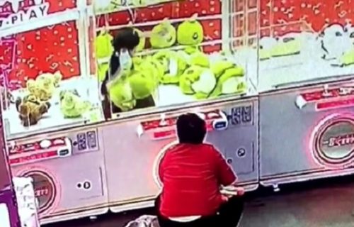 Bizarnije ne može: Devojčica osvojila nagradu u "pecaljki", pa ušla u nju i ZAGLAVILA se (VIDEO)